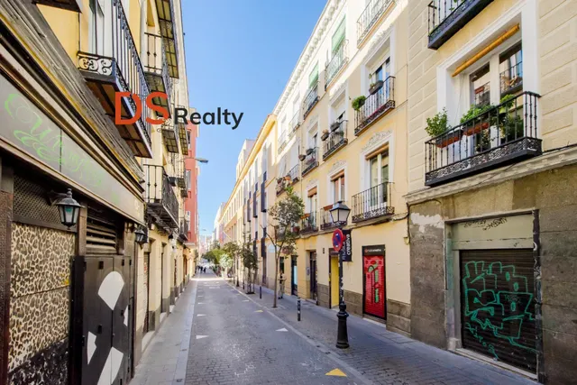 Ds realty presenta | piso 3+1 con dos balcones en malasaña. — 42