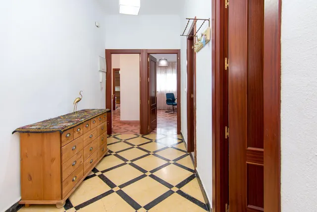 Por debajo de la Plaza Trinidad, a un paso de Facultad de Traductores, Derecho, Escuela de Arte y Oficios. Actualmente 6 estancias(incluido el salón). un cuarto de baño, un aseo, cocina. Techos Alto — 15