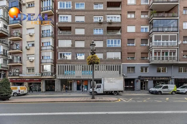 ¡Local en Acera del Darro frente al Corte Inglés! — 27