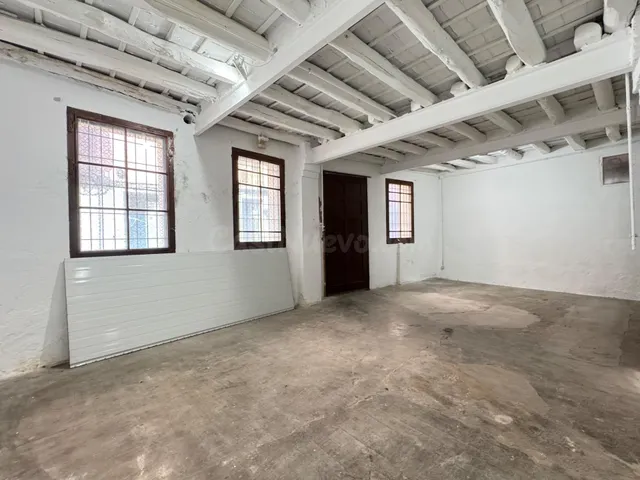 Nave en zona urbana con 264 m2 y con jardín de 114 m2 orient - foto 2