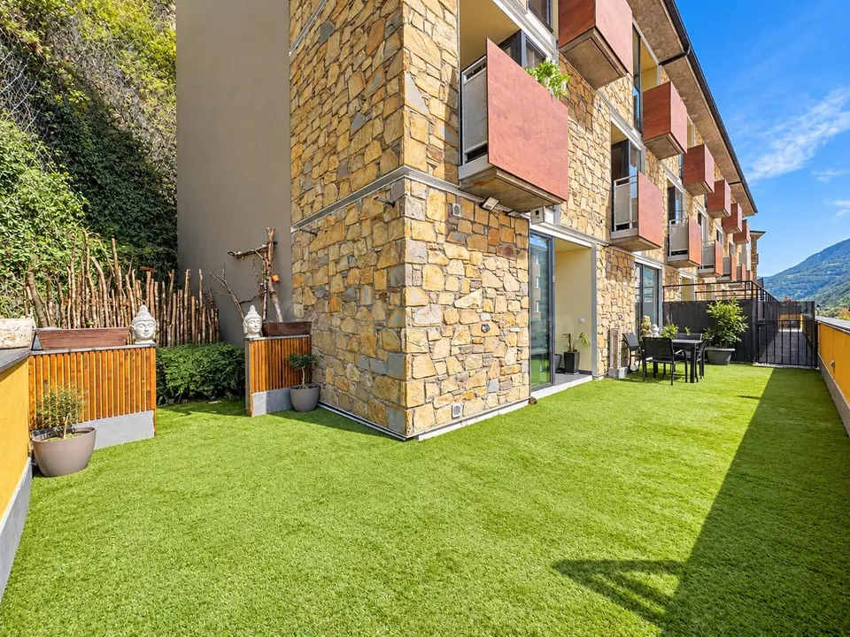 Planta baja esquinera con jardín en Sant Julià de Lòria
