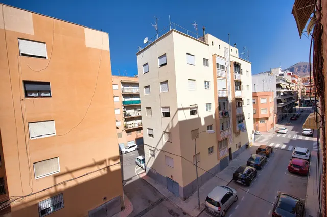 LISTO PARA ENTRAR A VIVIR  ¡TU NUEVO HOGAR TE ESPERA EN REYES CATÓLICOS! PISO 3 DORMITORIOS — 23