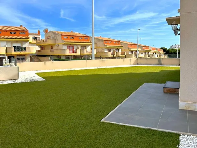 Planta baja moderna (aprox. 63 m2) con 2 dormitorios, 2 baños y amplia terraza/jardín. Gran zona de piscina, cerca del La Zenia Boulevard, ¡y a 15 minutos a pie de la Playa de La Zenia! — 6