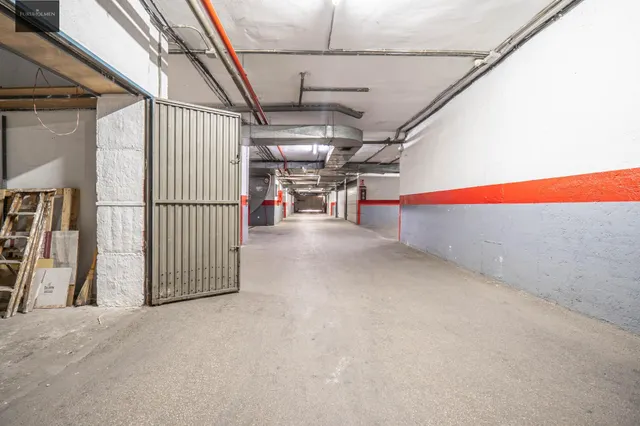 Plaza de garaje cerrado con estanterías en parque Genil cerca de Hospital La Inmaculada — 12