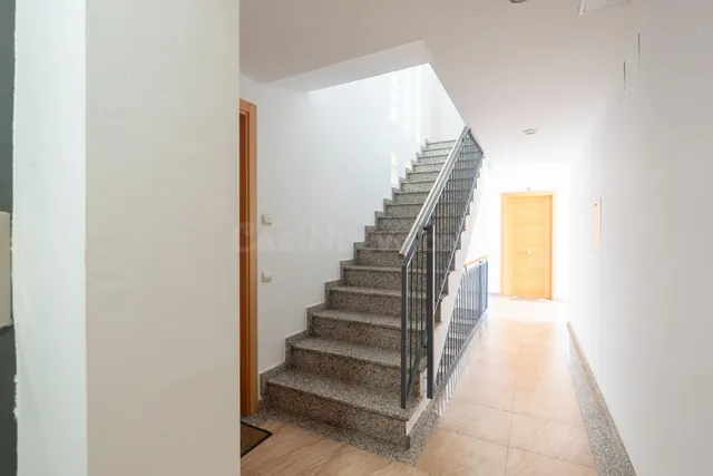 Ático dúplex con terraza, piscina comunitaria, parking, gara - foto 3