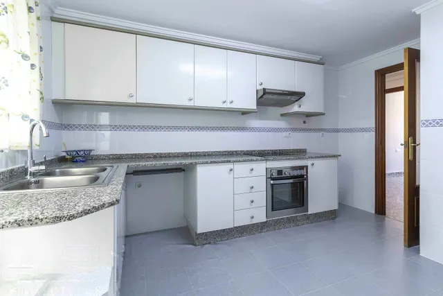 Amplia vivienda de 4 dormitorios con garaje, trastero y metro a pocos minutos — 10