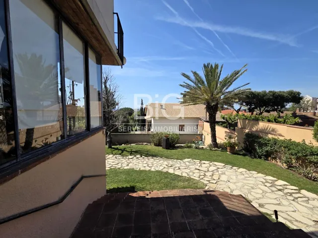 ESPECTACULAR CASA CON JARDÍN Y PISCINA PRIVADA EN LA CIUDAD  - foto 3