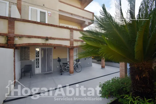 Atractivo chalet amplio con piscina privada, garaje y terraza, todo amueblado y cerca de la playa. — 15