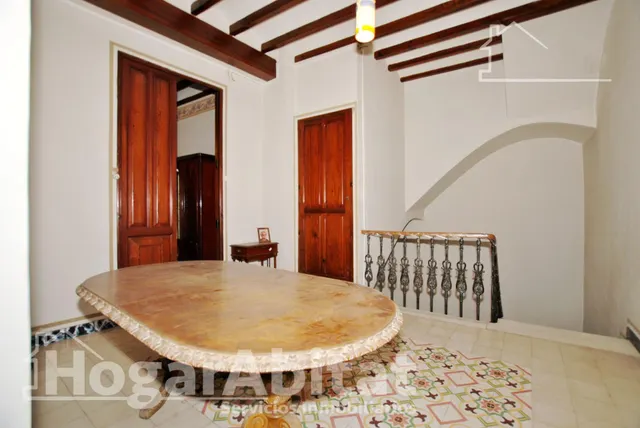 Amplia casa esquinera con terraza y trastero en el centro — 49
