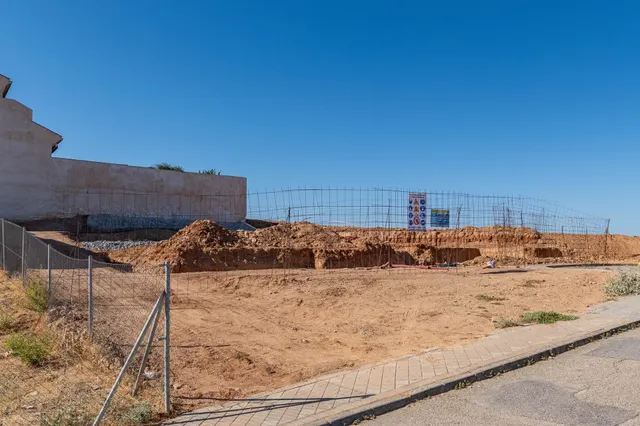 SOLAR RESIDENCIAL EN OTURA — 35