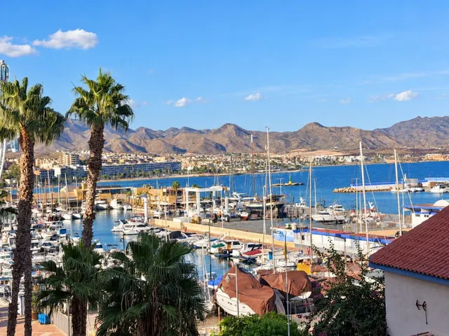 APARTAMENTO CON VISTAS AL MAR, GARAJE Y TRASTERO EN EL CENTR