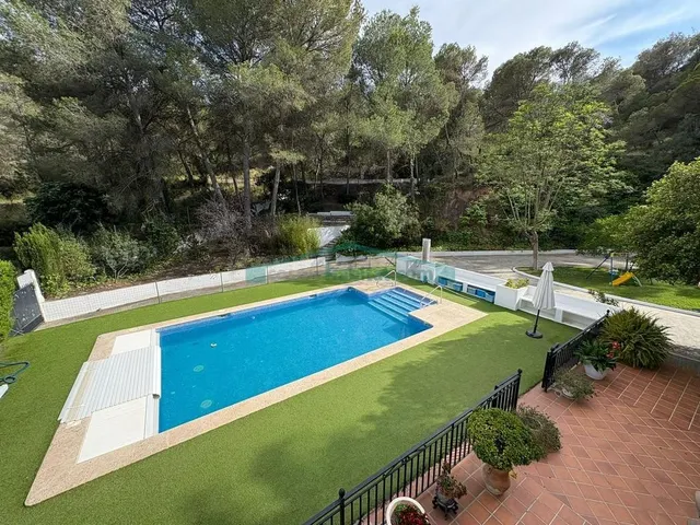 Exclusivo chalet independiente con gran parcela y piscina cl - foto 3