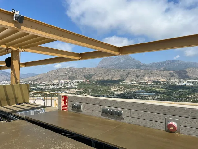 Se vende preciosos apartamento en Poniente con 2 dormitorios, 1 baño, parking y trastero — 32