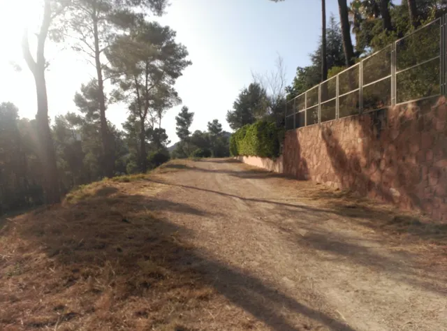 Espectacular terreno que da a dos calles, en Corbera de Llobregat, cerca Hotel Can Fisa. — 2