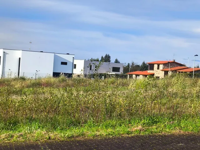 Magnífico terreno urbanizable de 877 metros en Miño, A Coruñ - foto 2