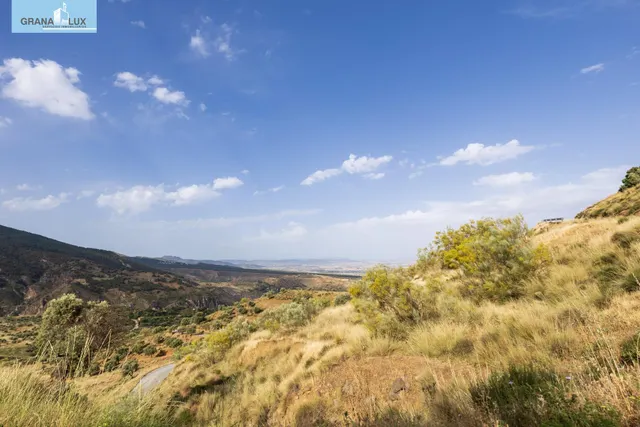 En Venta Maravilloso Paraje Natural, a medio camino entre Granada y Sierra Nevada, a veinte minutos en coche, desde cada una de ellas. — 4