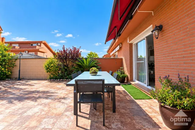 Pareado reformado con 5 habitaciones, terrazas y garaje en Reus — 12