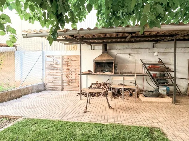 CASA ESQUINERA DE TRES PLANTAS A POCOS METROS DEL MAR EN VEN