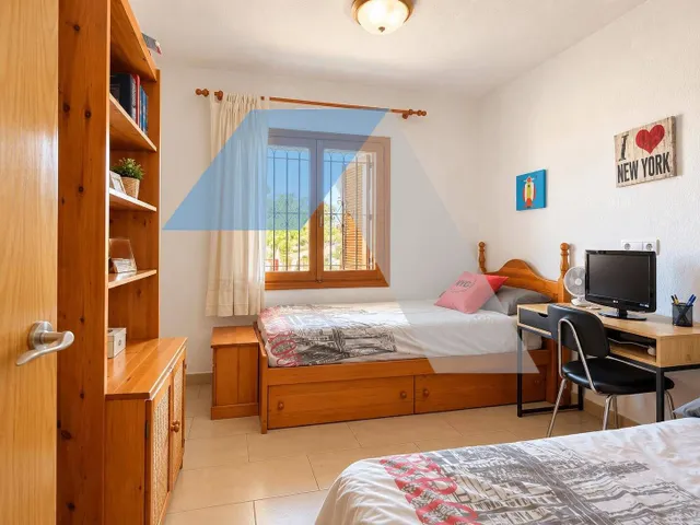 Chalet en parcela urbana con piscina privada en san vicente del raspeig — 16