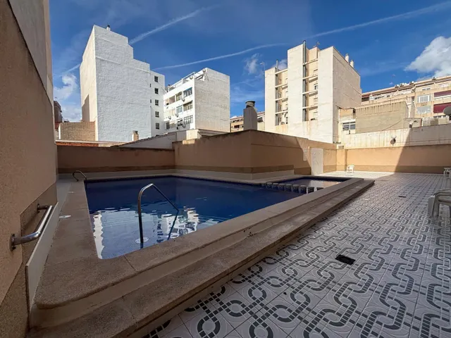 Ático de 2 dormitorios y 2 baños con piscina y parking a 550 metros del mar — 19