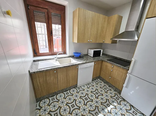 Se vende casa en casco antiguo de Oropesa, detrás del ayuntamiento. Casa con fachada a 3 calles — 26