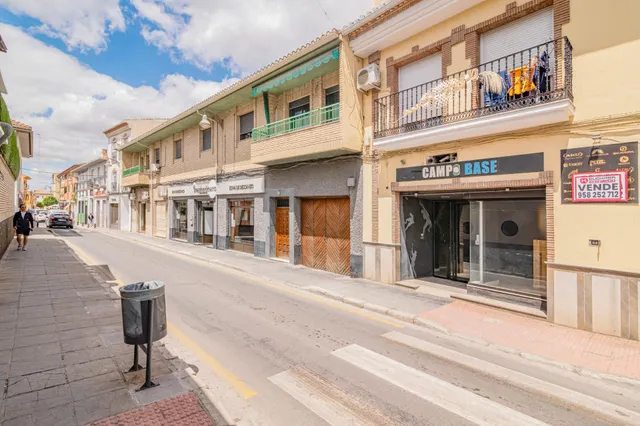 Amplio Local Comercial en Calle Calderón — 20
