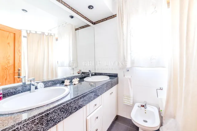 ELEGANTE CASA ESQUINERA DE ESTILO INGLÉS CON VISTAS AL MAR — 17