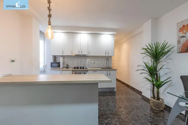 Ático reformado con ascensor, terraza y chimenea, listo para