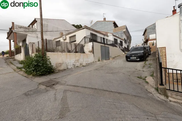Título: Vivienda amplia con cochera y dos patios en zona cén - foto 2