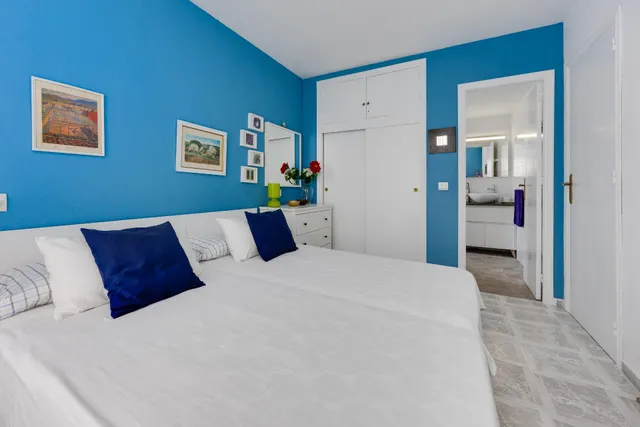 Apartamento semi reformado con orientación sur, vistas laterales al mar y piscina comunitaria. — 19