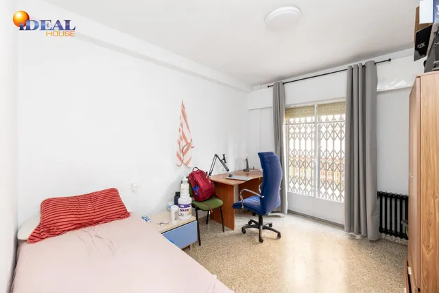 Venta de piso de 4 dormitorios y 2 baños en Granada (Zona Centro) — 19