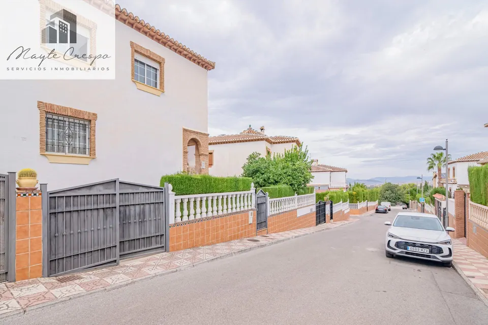 ¡AMPLIA CASA DE 4 DORMITORIOS, 3 BAÑOS Y CALEFACCIÓN CENTRAL EN LA ZUBIA! ✨