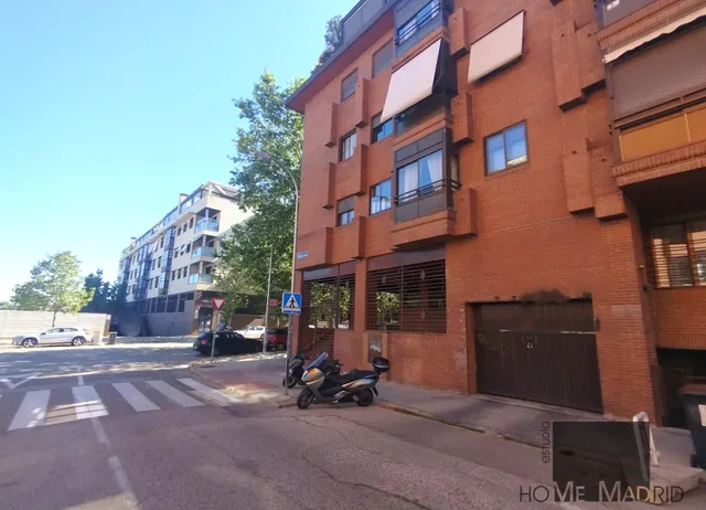 ESTUDIO HOME MADRID OFRECE plaza de garaje en Arroyo del Fresno, en la calle Mirador de la Reina. — 9