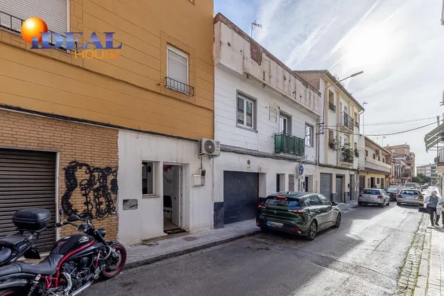 Local adaptado a vivienda en el Zaidin. — 16