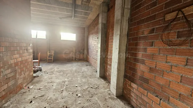 Local comercial en bruto con plaza de garaje en venta en Cee - foto 4