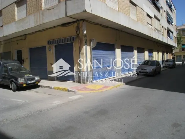 SE VENDE LOCAL QUE HACE ESQUINA EN BUENA ZONA DE ASPE