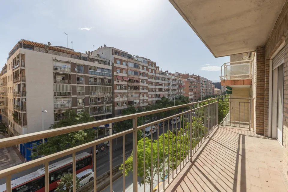 Piso con terraza y gran potencial junto a Camino de Ronda