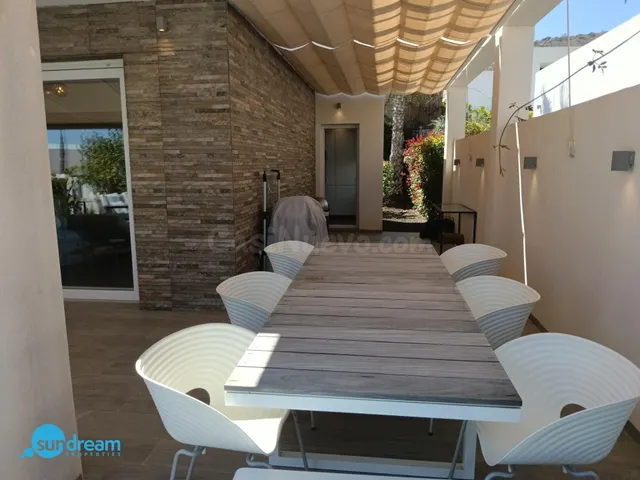Exclusiva villa independiente con piscina privada a la venta - foto 2