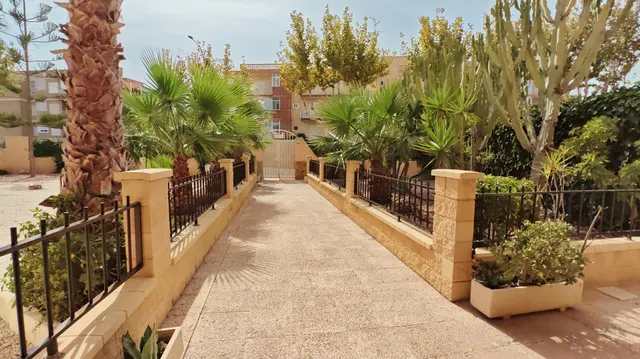 Piso con piscina, garaje y a dos calles de la playa — 26
