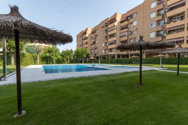 Amplio piso de 4 dormitorios en la prestigiosa urbanización Las Brisas – La Chana — 38