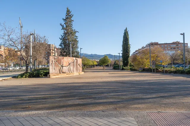 Local comercial de 200 m2 cerca del estadio Los Carmenes, magnifica oportunidad de inversion — 35