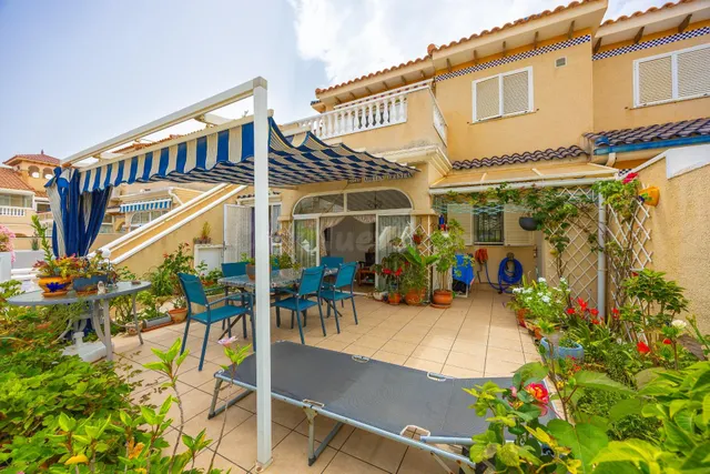Bungalow de 2 dormitorios y piscina comunitaria en Orihuela 