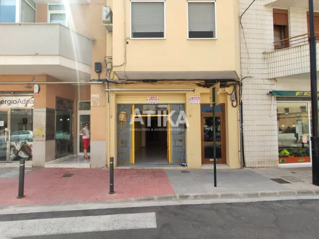 LOCAL COMERCIAL EN VENTA EN ZONA CÉNTRICA. — 13