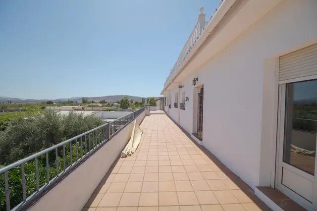 GRAN PARCELA CON VIVIENDA UNIFAMILIAR, 3 APARTAMENTOS, PISCINA Y VISTAS PANORÁMICAS EN PADUL (GRANADA) — 1.430 m2 DE TERRENO — 48