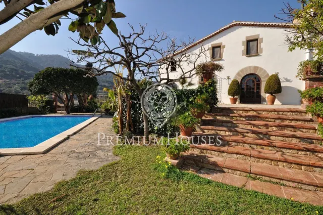 Masia en venta en el centro de Cabrera de Mar - Costa Barcelona — 2
