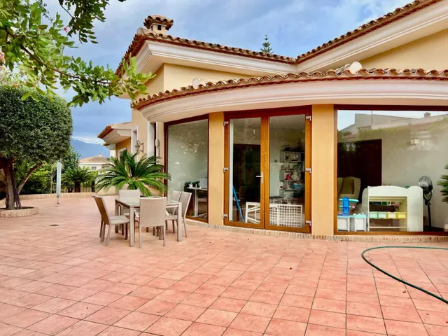 CHALET INDEPENDIENTE CON GRAN PARCELA Y PISCINA PRIVADA EN EL ALBIR, ALFAZ DEL PI — 7