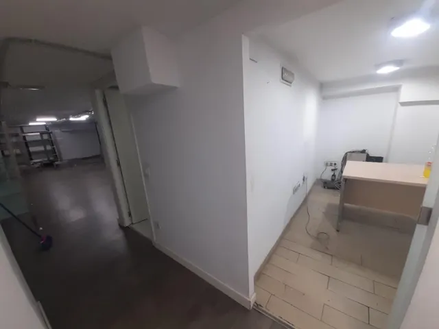 Se alquila local comercial en primera línea en Calle San Fernando de Santander. — 17