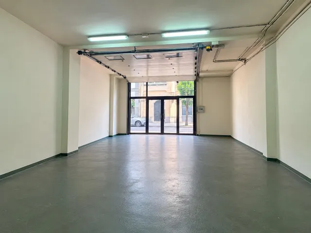 Local comercial en Schamann con escaparate, zona de exposición y amplio almacén — 8