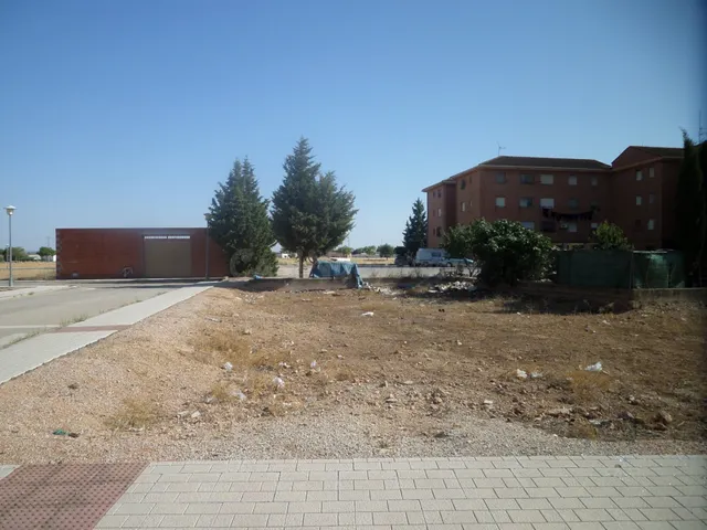 *SOLAR en ESQUINA, con 552 m2, en el POLÍGONO 20, por solo 8