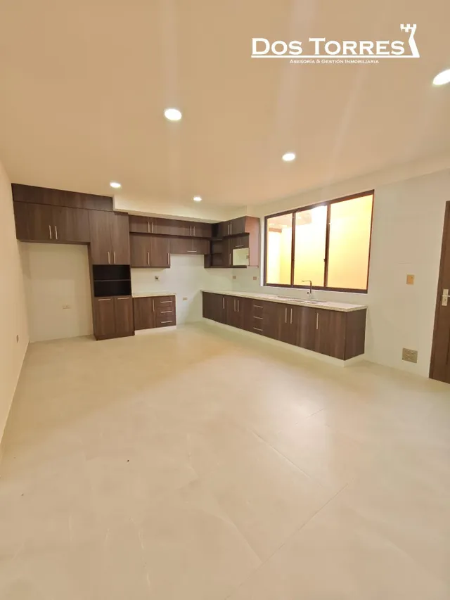 $us.- 129.500 Amplia casa nueva a estrenar, con 4 dormitorios, próximo a 4 esquinas. — 10